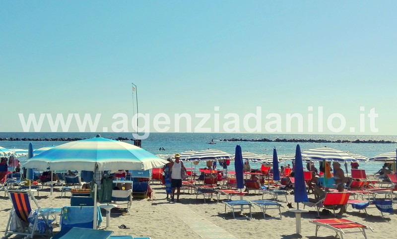 La spiaggia sotto casa - Agenzia Danilo - Case vacanza