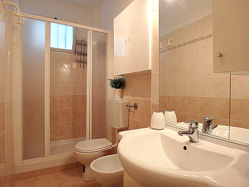 Il bagno con box doccia-Attico fronte mare-affitto a Lido Pomposa